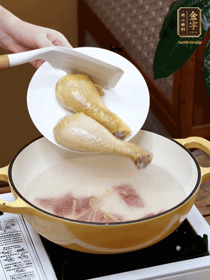 倒清水，放雞腿，大火煮開(kāi)轉(zhuǎn)中小火煮20分鐘