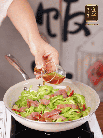 淋一圈料酒，少許糖調(diào)味